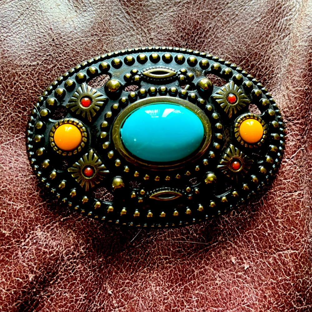 Vintage oval metal belt buckle with Cabachon “gems”